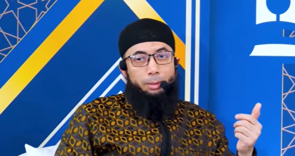 Komisi Pemberantasan Korupsi (KPK) meminta keterangan dari pendakwah kondang, Ustaz Khalid Basalamah, yang dinilai memiliki informasi relevan dalam proses penyelidikan kasus dugaan korupsi kuota haji di lingkungan Kementerian Agama RI, Senin (23/6). (Foto:youtube Khalid Basalamah)